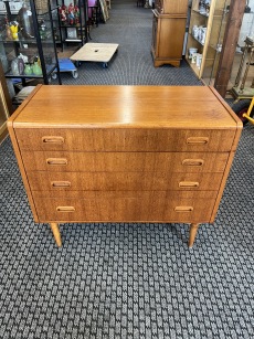 62821. Teak byrå