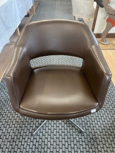 63111. Snurrfåtölj