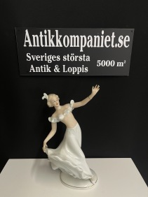 66851. Dansande flicka