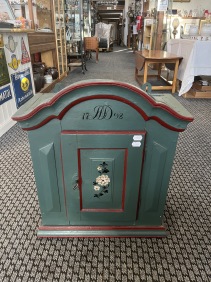 68901. Väggskåp Allmoge