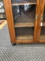 69651. Vitrinskåp