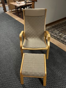 70351. Fåtölj + pall