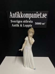 72101. NAO gäspande flicka