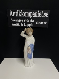 72111. NAO ”flicka i nattlinne”