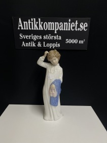 72111. NAO ”flicka i nattlinne”