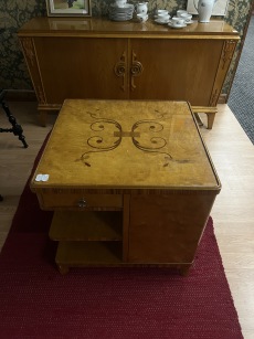 72221. Rökbord med glasskiva