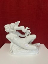 26101. Liggande kvinna med putti