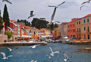 Hamnen i staden Veli Losinj. En av flera fina och pittoreska miljöer. Hamnen i staden Veli Losinj. En av flera fina och pittoreska miljöer.
