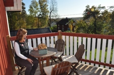 Bild på balkong i kvällsol. Bild på balkong i kvällsol.