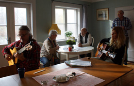 Lennart, Ragnhild, Knut, Bengt och Lone från Nordiska Visfamiljen vid en helt annan visträff, hösten 2013 i Hallstahammar.
