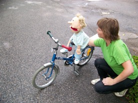 Pontusdockan lär sig cykla. Pontusdockan lär sig cykla.