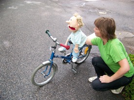 Pontusdockan lär sig cykla.