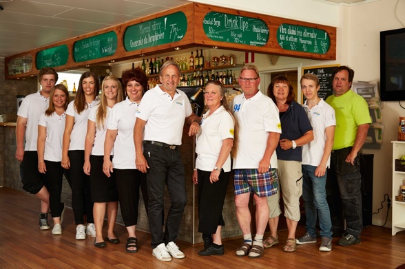 Några ur personalstyrkan 2013, med chefen Lenny och restaurangchefen Ann-Cathrine i mitten.