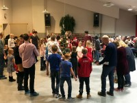 Dans kring granen i Varagårdsskolans aula 23/12 2017