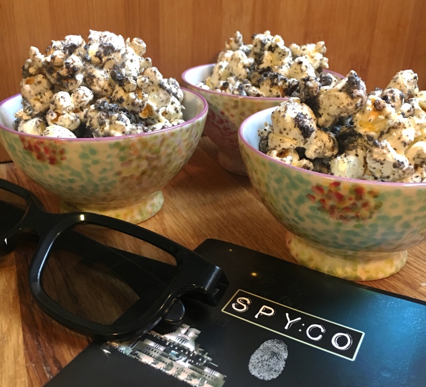 Barnkalasgodis - Popcorngodis med Oreos och vitchoklad Barnkalasgodis - Popcorngodis med Oreos och vitchoklad