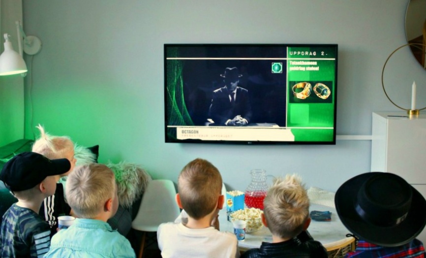 Spy:Co agenterna tittar på första filmen där Agentchefen Octagon ger dem instruktioner - Foto Liw Olausson Spy:Co agenterna tittar på första filmen där Agentchefen Octagon ger dem instruktioner - Foto Liw Olausson
