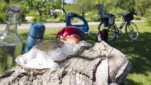 Lite enkel picknick på cyckelutflykten gör turen trevligare. Lite enkel picknick på cyckelutflykten gör turen trevligare.
