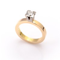 Förlovningsring i 18k rött och vitt guld med en 0,64ct diamant.