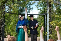 "Träd fram", en vandringsföreställning med Skapet (Foto: Eva Brandin) "Träd fram", en vandringsföreställning med Skapet (Foto: Eva Brandin)