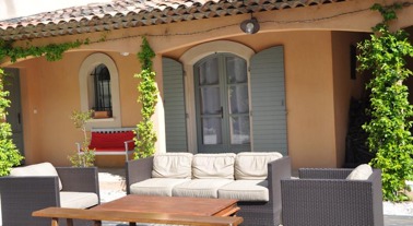 Den gemensamma terrassen utanför B&B-byggnaden. Den gemensamma terrassen utanför B&B-byggnaden.