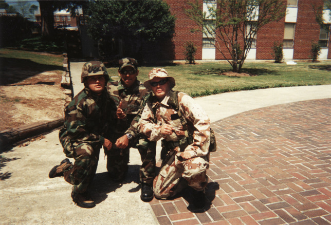 Jag tillsammans med Pranav Bajaj och Kent Nilsson i full ROTC-utstyrsel. På Mercer University fick man universitetspoäng för att ta en försvarskurs. Jag tillsammans med Pranav Bajaj och Kent Nilsson i full ROTC-utstyrsel. På Mercer University fick man universitetspoäng för att ta en försvarskurs.