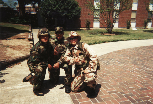 Jag tillsammans med Pranav Bajaj och Kent Nilsson i full ROTC-utstyrsel. På Mercer University fick man universitetspoäng för att ta en försvarskurs. Jag tillsammans med Pranav Bajaj och Kent Nilsson i full ROTC-utstyrsel. På Mercer University fick man universitetspoäng för att ta en försvarskurs.