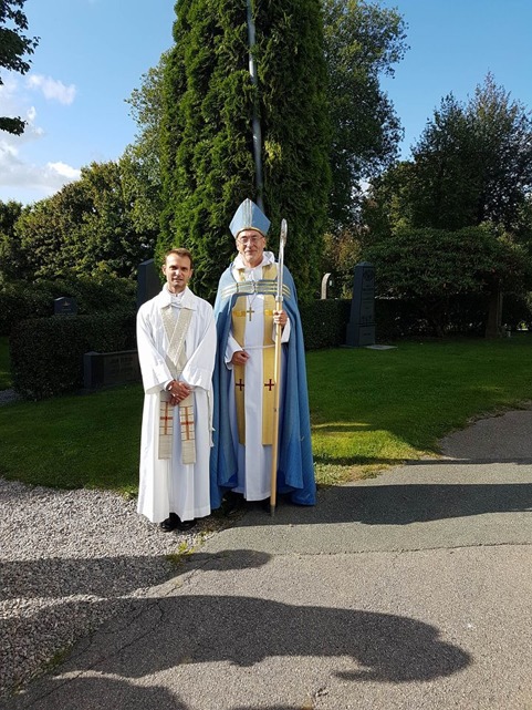 Kyrkoherde Sigge Widekärr och biskop Esbjörn Hagberg utanför Färgelanda kyrka Kyrkoherde Sigge Widekärr och biskop Esbjörn Hagberg utanför Färgelanda kyrka