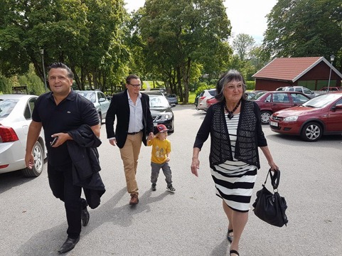 Jag ser nöjd ut. Min mor lika så. Brorsan Ronny lite mer sammanbiten med en äventyrslysten 3 åring i handen. Jag ser nöjd ut. Min mor lika så. Brorsan Ronny lite mer sammanbiten med en äventyrslysten 3 åring i handen.