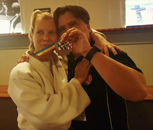 Jag tillsammans med Rose-Marie Tell, Färgelanda judoklubb som vann bronsmedalj under helgens Nordiska mäterskap i judo. Jag tillsammans med Rose-Marie Tell, Färgelanda judoklubb som vann bronsmedalj under helgens Nordiska mäterskap i judo.