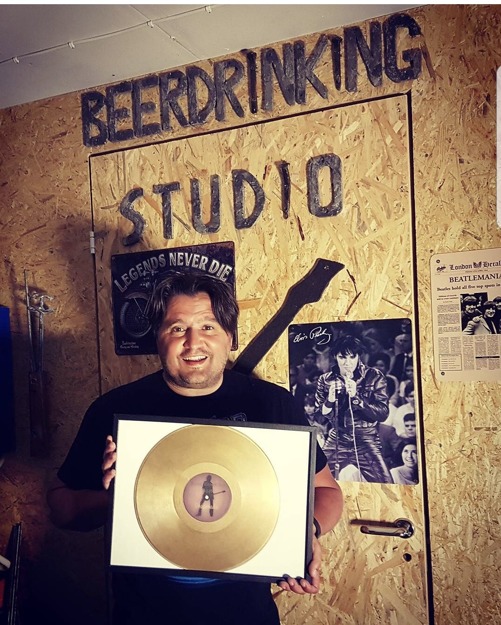 PÅ väggen i Beer drinking studio hänger vår Desperadoplatta. Väcker minnen. PÅ väggen i Beer drinking studio hänger vår Desperadoplatta. Väcker minnen.