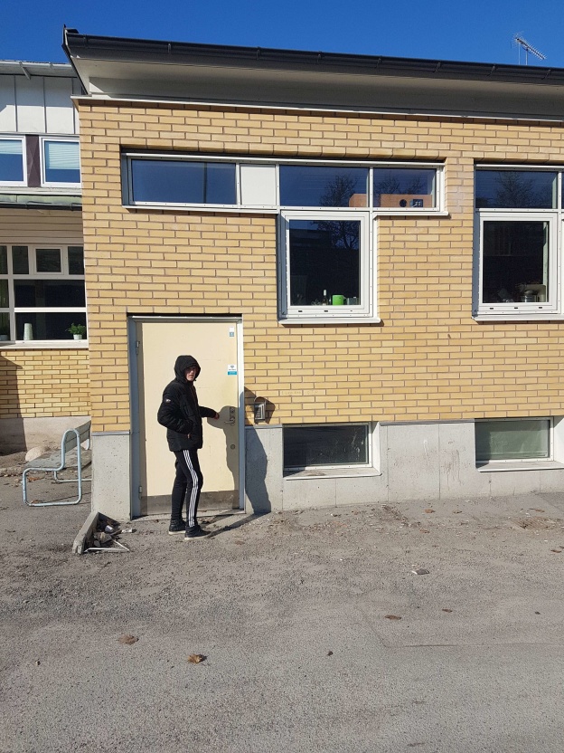 Här är ingången till en av svensk musiks viktigaste musikstudios; Redline Records. Eric Widekärr knackar på. Här är ingången till en av svensk musiks viktigaste musikstudios; Redline Records. Eric Widekärr knackar på.