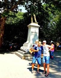 1990 reste jag runt i USA tillsammans med en gitarr. Blandannat för att hänga i Washington Square och spela för en minimal publik. 27 år senare är jag åter där men utan gitarr. (2017) 1990 reste jag runt i USA tillsammans med en gitarr. Blandannat för att hänga i Washington Square och spela för en minimal publik. 27 år senare är jag åter där men utan gitarr. (2017)