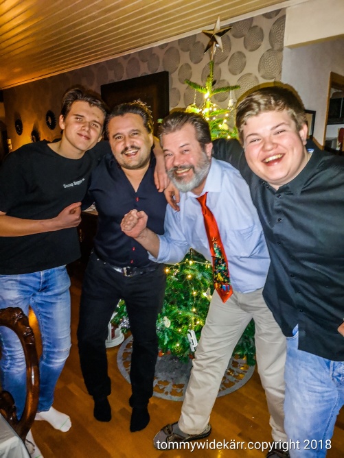 Eric, jag, Lars och Karl precis innan vi klär på oss för att gå ut och promenera till kyrkan för midnattsmässa. Eric, jag, Lars och Karl precis innan vi klär på oss för att gå ut och promenera till kyrkan för midnattsmässa.