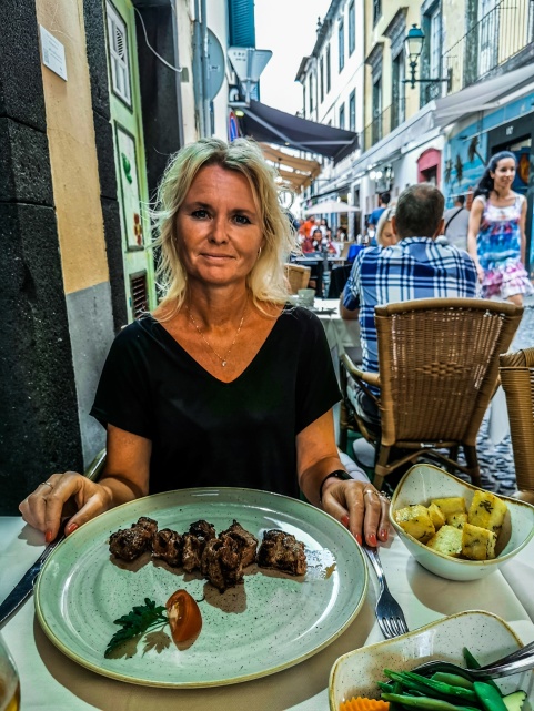 Anette äter det för Madeira klassiska grillspettet Espetada. Anette äter det för Madeira klassiska grillspettet Espetada.