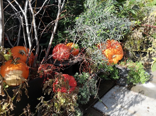 Halloweenutsmyckning utanför en av de trevligaste restaurangerna som jag känner till på en sidogata till Mullberry street i Little Italy. Halloweenutsmyckning utanför en av de trevligaste restaurangerna som jag känner till på en sidogata till Mullberry street i Little Italy.