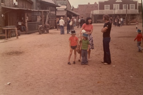 Jag (i svart hatt) min bror Ronny och mamma och pappa på vårt första High Chaparal besök under första hälften av 70-talet.