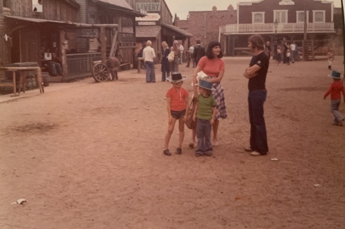 Jag (i svart hatt) min bror Ronny och mamma och pappa på vårt första High Chaparal besök under första hälften av 70-talet. Jag (i svart hatt) min bror Ronny och mamma och pappa på vårt första High Chaparal besök under första hälften av 70-talet.