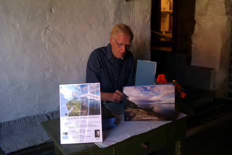 Arne Appelqvist signerar böcker på Café på Klostret, Blomberg, Kinnekulle.