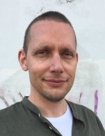 Marcus Löfblad, författaren bakom diktsamlingen "Skrapsår"