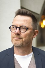 Leif Bergholtz, romanförfattare. Aktuell med romanen "I skogen", en något så ovanligt som en feel-good-roman med dystopiska undertoner.