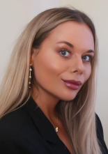 Ellinor Falk, författaren bakom barnböckerna "En klass precis som vår" varav "Celina är ny i klassen" är den första delen. Ellinor Falk, författaren bakom barnböckerna "En klass precis som vår" varav "Celina är ny i klassen" är den första delen.