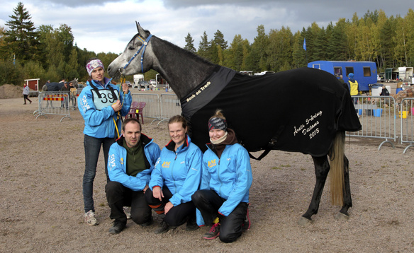 Lillyanne ox blev Årets 5-åriga unghäst 2013. Fr.vä tränaren Annelie Eriksson, ägarparet Martin och Sofia Bayard och ryttaren Hanna Martinsson. Foto: Ulf Lonäs Lillyanne ox blev Årets 5-åriga unghäst 2013. Fr.vä tränaren Annelie Eriksson, ägarparet Martin och Sofia Bayard och ryttaren Hanna Martinsson. Foto: Ulf Lonäs