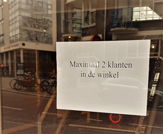 Max två klantar i vinkel. Alltså kunder i butiken, men så mycket nederländska kan du väl? Max två klantar i vinkel. Alltså kunder i butiken, men så mycket nederländska kan du väl?