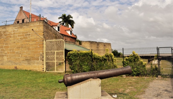 Fort Zeelandia i Paramaribo har en blodig historia från 1980-talet. Här ska Lorentz, eller Lars, Hägg ligga begravd. Fort Zeelandia i Paramaribo har en blodig historia från 1980-talet. Här ska Lorentz, eller Lars, Hägg ligga begravd.