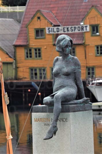 Jag ser det först nu - hon har ju bara en doja, Marilyn. Precis som Askungen. Jag ser det först nu - hon har ju bara en doja, Marilyn. Precis som Askungen.