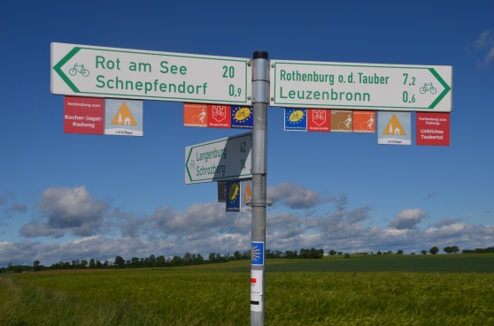 Det är väl skyltat i Tyskland. Oavsett om du kör på autobahn eller traskar runt i spenaten. Det är väl skyltat i Tyskland. Oavsett om du kör på autobahn eller traskar runt i spenaten.