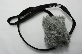 Fårskinnsleksak IVER 10x6 cm - Fårskinnsleksak liten grå, svart band