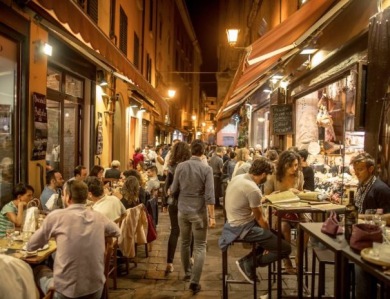 I Bologna ingår provsmakning på fyra olika ställen under en matpromenad om du väljer till Mat&Vin provning.