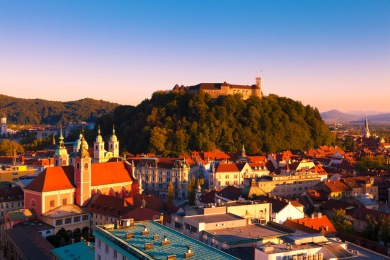 Ljubljana slott ligger på ett högt berg och dominerar stadsbilden. Ljubljana slott ligger på ett högt berg och dominerar stadsbilden.