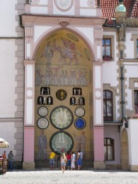 Klockan 12 bjuder Olomoucs astrologiska klocka på show! Det finns en liknande i Prag, men den står sig slätt i jämförelse med de proletärer som kommer ut och dansar i Olomouc.